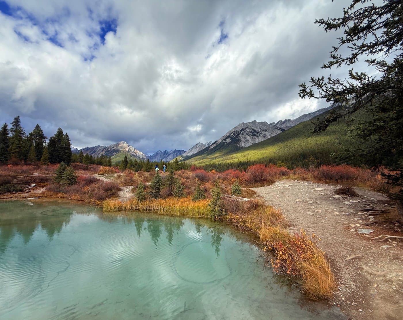 Turquoise spring pools below the mountains in autumn